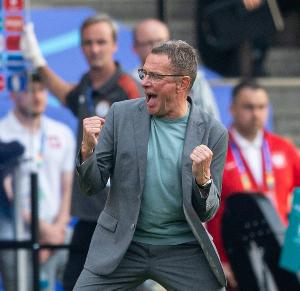 记者：拜仁没有和朗尼克接触，未来也没有邀请其任职的计划